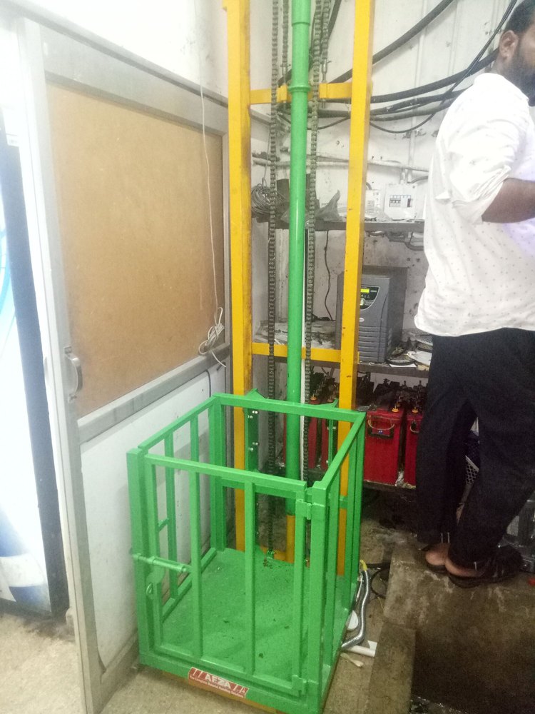 1 Posts Single Column Hydraulic Goods Elevator, Operating Height 10