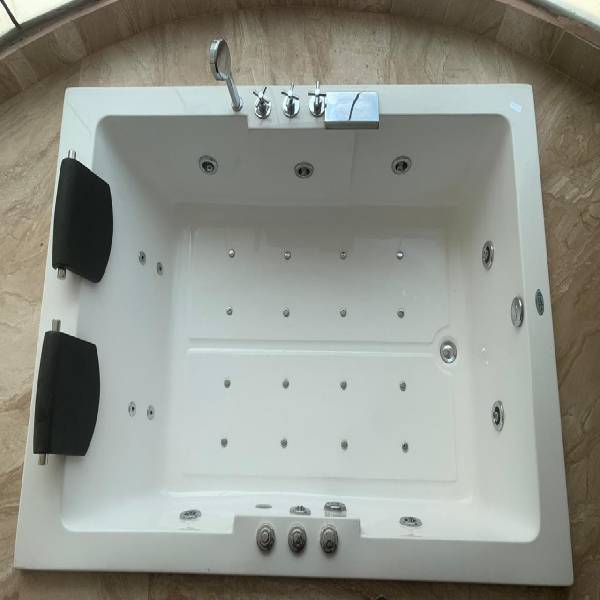 Jacuzzi Tub in Noida Aakar Pools