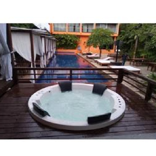 Jacuzzi Bathtub in Mumbai Burhani Furnishings