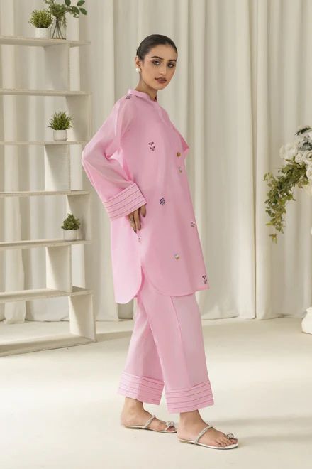 Larosaa: Building a Purpose-Driven Fashion Brand in a Fast Fashion World