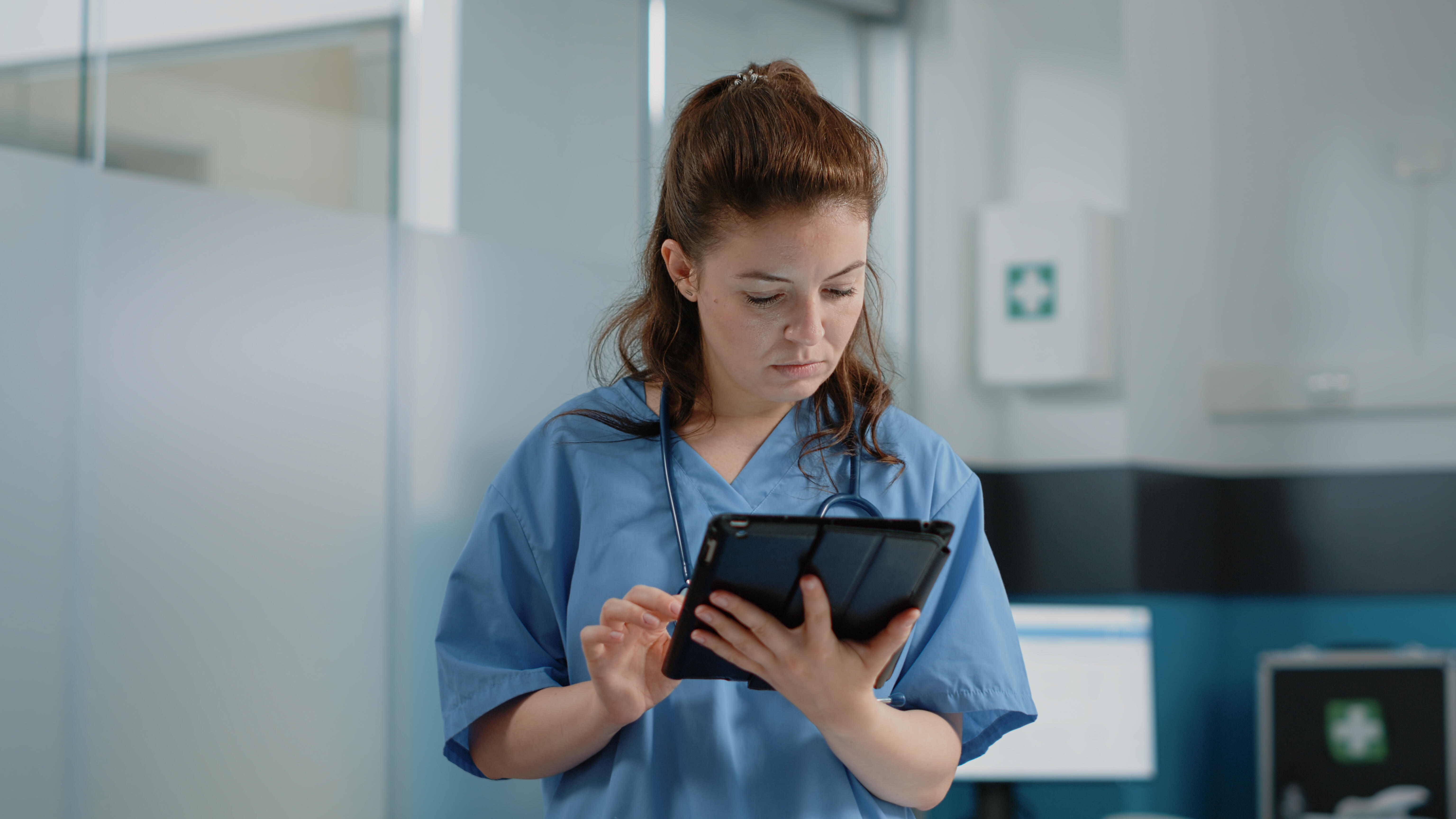 AI Voice Assistants in Healthcare: Use Cases for 2025