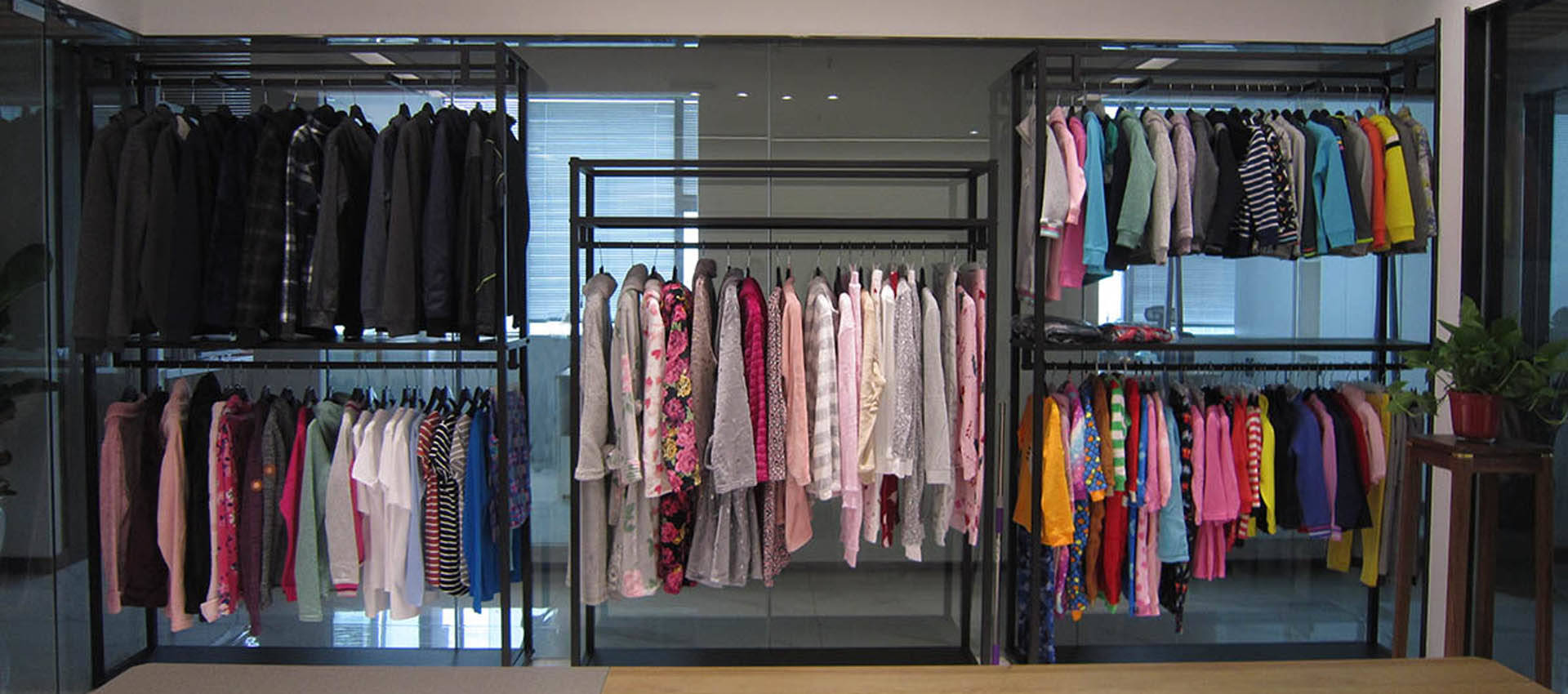 Wholesale Clothing Suppliers You Can Trust for Stunning Fashion Deals