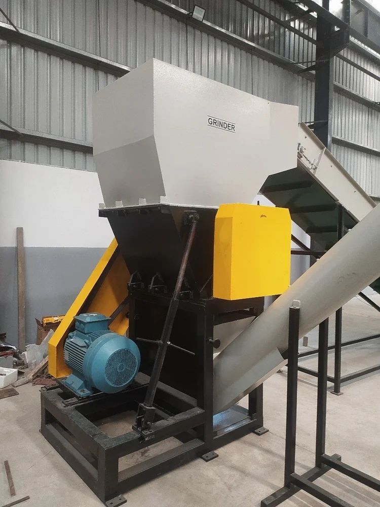 HDPE PET BOTTLE SCRAP GRINDING MACHINE, Capacity 300 kg/hr in