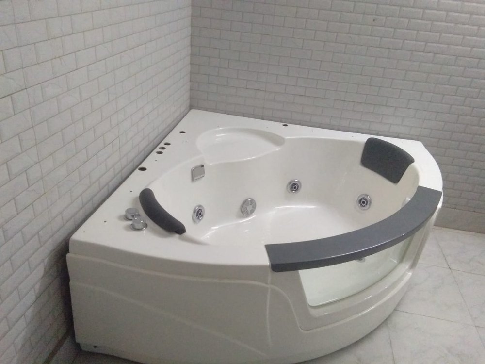 White Acrylic Jacuzzi Bathtub, For Home, Spa in Pune SHOWER INDIA