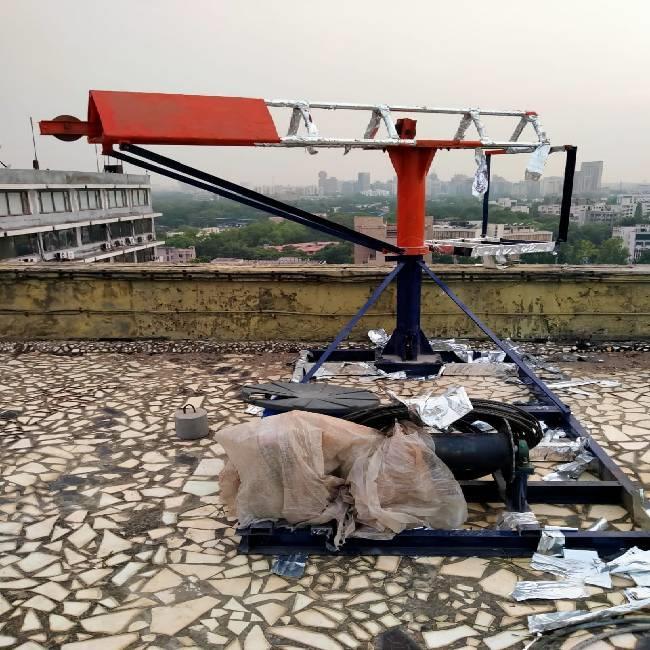 Monkey hoist machine