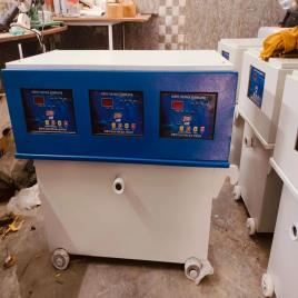 25 kVA Three Phase Oil Cooled Servo Voltage Stabilizer, For Commercial