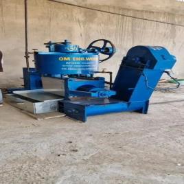 6 Bolt Commercial Expeller Sesame Semi Automatic Oil Mill, Capacity: 5 ton/day