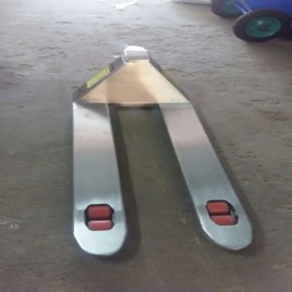 Hand Operated Stainless Steel High Capacity Pallet Truck, For Material Handling
