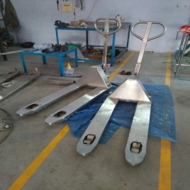 Hand Operated Stainless Steel Transport Pallet Truck, For Material Handling
