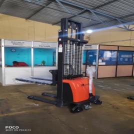 HUNTER 500-2000 Kgs Battery Operated Semi Electric Stacker, 740mm, 350 Kg