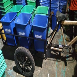 Mild Steel Housekeeping Trolley Dustbin Garbage Trolleys, Load Capacity: 100-150 kg