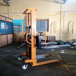 Mild Steel Hunter Manual Stacker For Material Handling, Rated Load: 1000 Kg