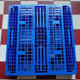 Plastic pallat