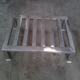 Stainless Steel Industrial Metal Pallets, Capacity: 05 Ltr