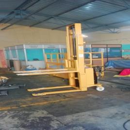 Upto 2 Ton Dc Volt Battery Operated Hydraulic Stacker