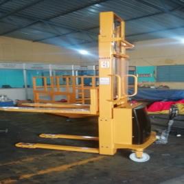 Upto 2 Ton Dc Volt Battery Operated Hydraulic Stacker